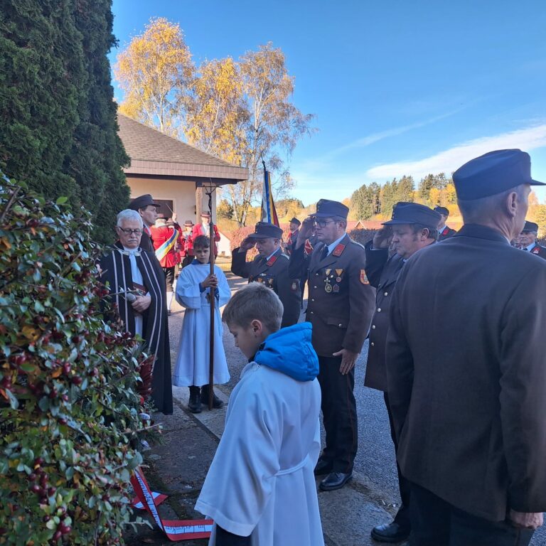 Mehr über den Artikel erfahren Allerheiligen mit Friedhofgang und Kranzniederlegung