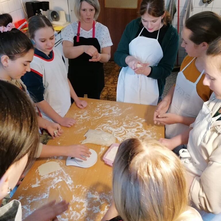 Mehr über den Artikel erfahren Auch bei uns wurde von den Firmlingen Brot gebacken…