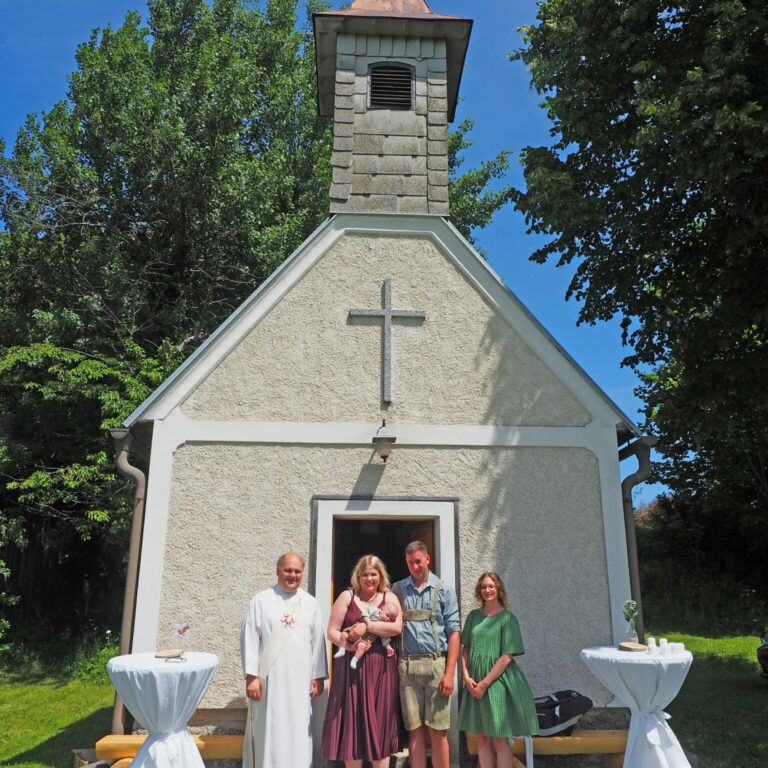 Mehr über den Artikel erfahren Taufe in der Ortskapelle Langschlägerwald