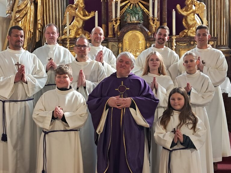 Mehr über den Artikel erfahren Wiederaufnahme zum Altardienst ehemaliger Ministranten