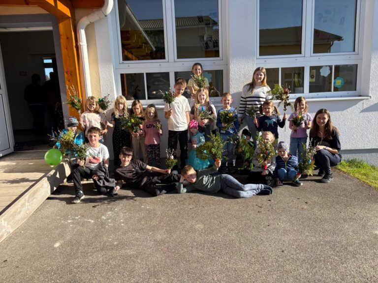 Mehr über den Artikel erfahren Palmbesen binden mit der Jungschar