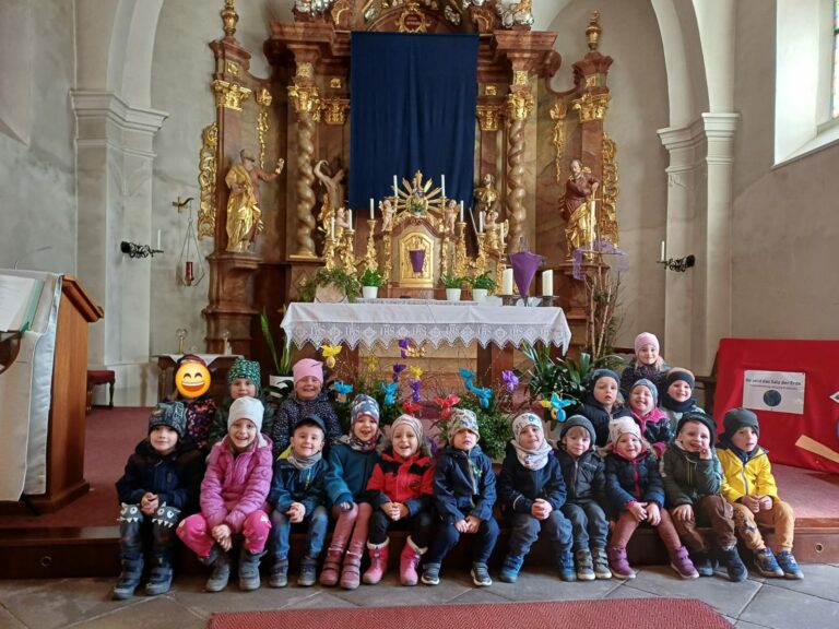 Mehr über den Artikel erfahren Kindergartenkinder schmückten den Osterstrauch