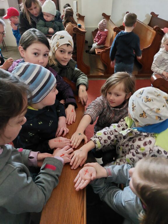 Mehr über den Artikel erfahren Kinderkreuzweg am Karfreitag