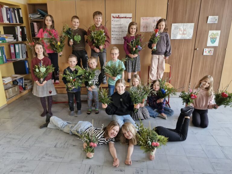 Mehr über den Artikel erfahren Palmbesenbinden bei der Jungschar
