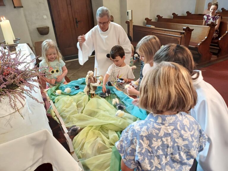 Mehr über den Artikel erfahren Familien-Wortgottesfeier “Echt Schaf”
