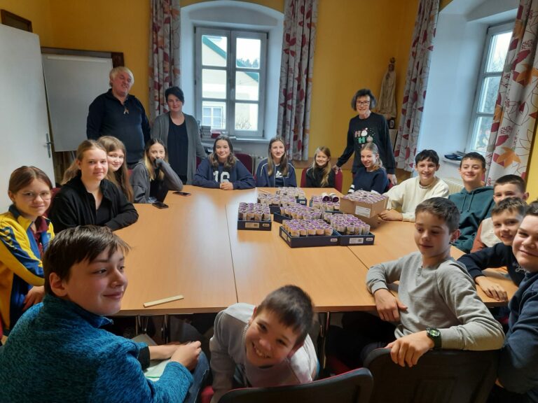 Mehr über den Artikel erfahren Die Missionskerzen sind verziert…