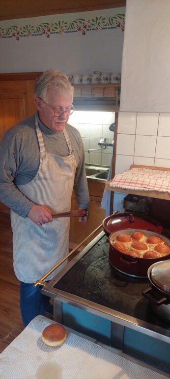 Mehr über den Artikel erfahren Kochen…äää…Backen mit Andi und Peter