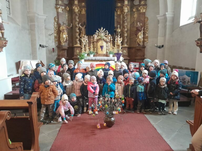 Mehr über den Artikel erfahren Kindergartenkinder schmückten den Osterstrauch