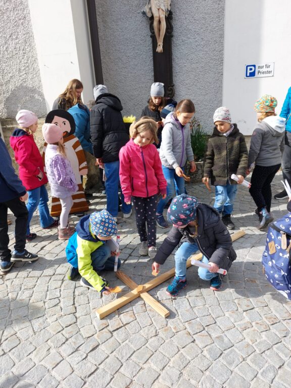 Mehr über den Artikel erfahren Kinderkreuzweg am Karfreitag